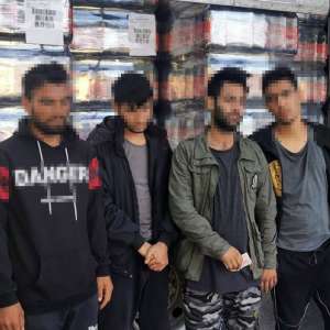 17 afgani și sirieni, ascunși in 2 autovehicule, depistați de polițiștii de frontieră arădeni