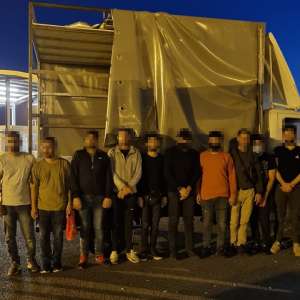17 afgani și sirieni, ascunși in 2 autovehicule, depistați de polițiștii de frontieră arădeni