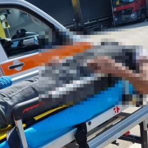 Tânăr afgan, salvat după ce a fost descoperit fără cunoştință în remorca unui TIR ce venea din Turcia