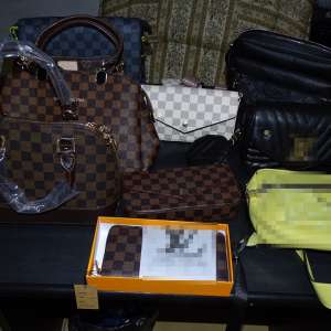 Sute de articole de marochinărie susceptibile a fi contrafăcute, descoperite la P.T.F. Calafat