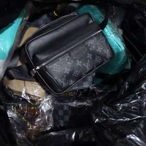 Sute de articole de marochinărie susceptibile a fi contrafăcute, descoperite la P.T.F. Calafat