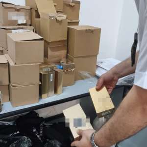 Parfumuri, articole vestimentare și de încălțăminte susceptibile a fi contrafăcute, estimate la 96.850 de lei, descoperite la P.T.F. Giurgiu