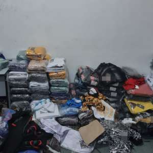 Parfumuri, articole vestimentare și de încălțăminte susceptibile a fi contrafăcute, estimate la 96.850 de lei, descoperite la P.T.F. Giurgiu