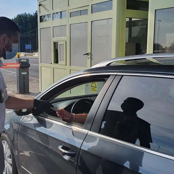 Autoturism căutat de autorităţile din Polonia, oprit la intrarea în Români