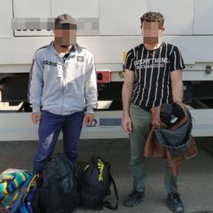 Doi  tineri sirieni ascunși într-un autocamion, depistaţi la P.T.F. Bechet