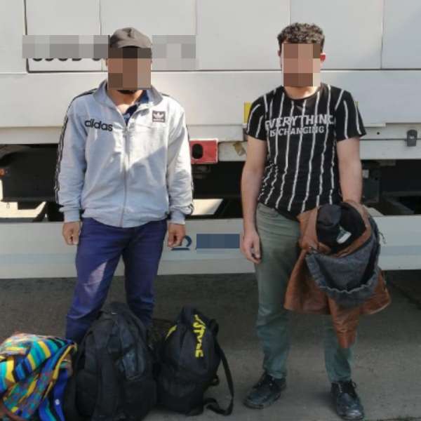 Doi tineri sirieni ascunși într-un autocamion, depistaţi la P.T.F. Bechet