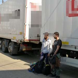 Doi  tineri sirieni ascunși într-un autocamion, depistaţi la P.T.F. Bechet