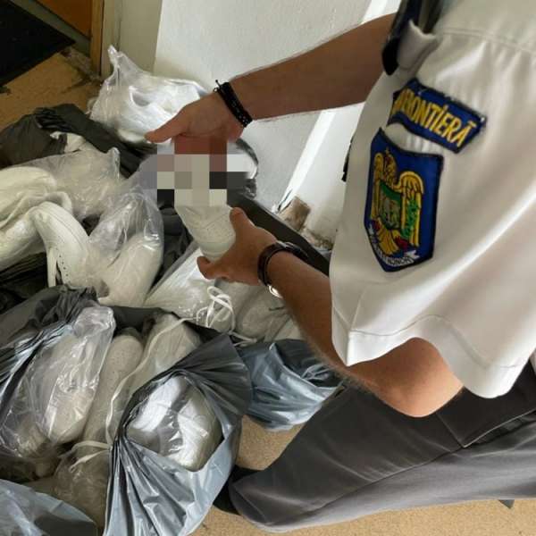 Bunuri susceptibile a fi contrafăcute, estimate la 50.000 de euro, descoperite la P.T.F. Giurgiu