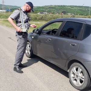 Doi bărbaţi cercetaţi de polițiștii de frontieră pentru conducere unui ansamblu cu permis necorespunzător şi încredinţare cu bună ştiinţă a autoturismului