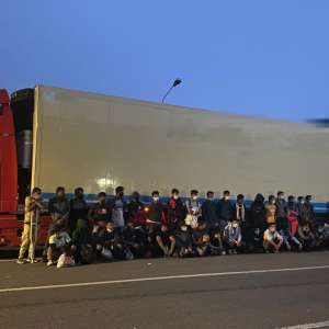 50 migranti, ascunși în remorca frigorifică a unui autocamion