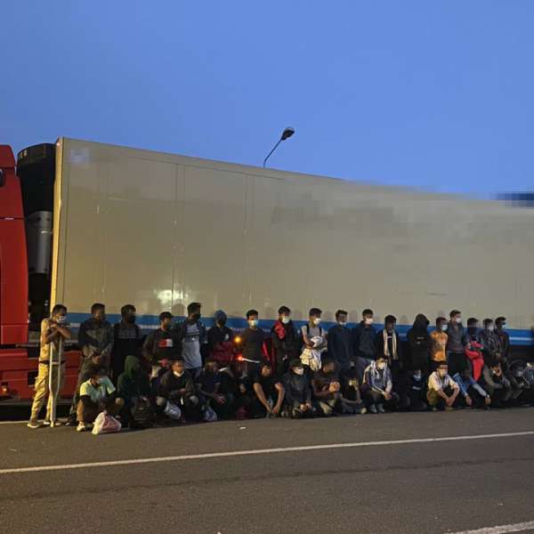 50 migranti, ascunși în remorca frigorifică a unui autocamion