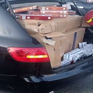 Autoturism cu ţigări de contrabandă, urmărit în trafic de poliţiştii de frontieră