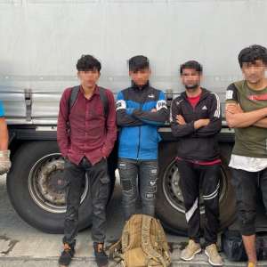 Șaisprezece afgani, depistaţi ascunşi în trei automarfare la PTF Nădlac II