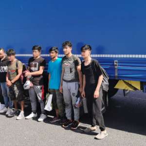 Șaisprezece afgani, depistaţi ascunşi în trei automarfare la PTF Nădlac II