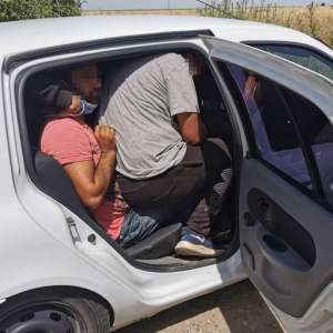 Zece cetăţeni străini, sprijiniţi de un cetățean român, depistaţi la graniţa cu Serbia