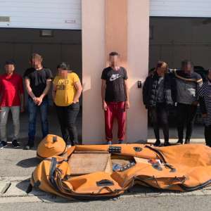  11 migranți au traversat Dunărea cu o barcă pneumatică
