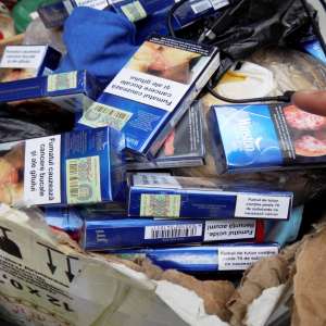 Țigări, ascunse în cutii cu bomboane, și băuturi alcoolice oprite la frontiera de est