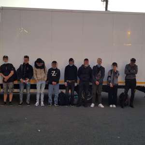 Unsprezece vietnamezi, ascunși într-un loc special amenajat dintr-un automarfar, depistați de polițiștii de frontieră arădeni