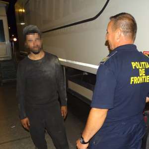 Metodă periculoasă aleasă de migranți pentru a intra fraudulos în România – ascunderea pe şasiul autocamioanelor