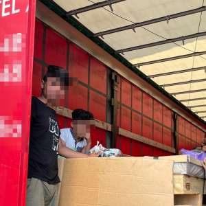 Sapte cetățeni afgani au încercat să treacă ilegal frontiera, ascunși într-un automarfar