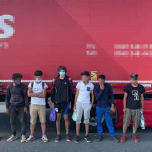 Sapte cetățeni afgani au încercat să treacă ilegal frontiera, ascunși într-un automarfar