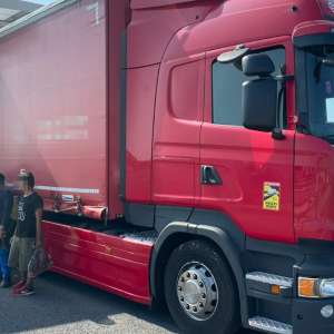 Sapte cetățeni afgani au încercat să treacă ilegal frontiera, ascunși într-un automarfar