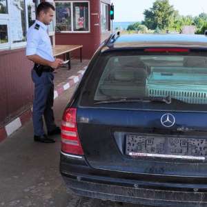 A încercat să părăsească România cu un auto radiat din circulaţie