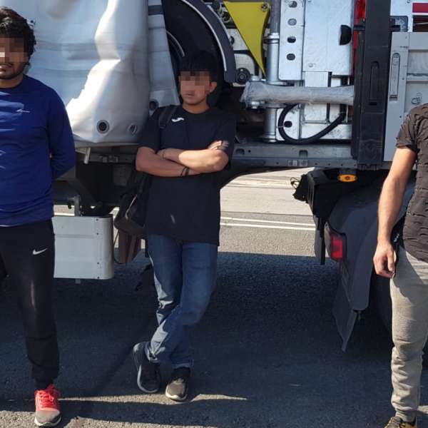 Ascunși într-un automarfar, trei cetățeni afgani au încercat să treacă ilegal frontiera în Ungaria