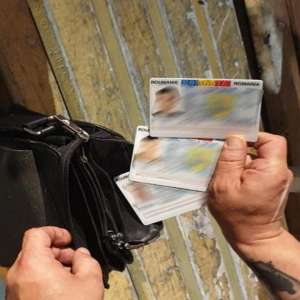 Depistat în timp ce încerca să transporte în Franța trei documente de identitate românești false