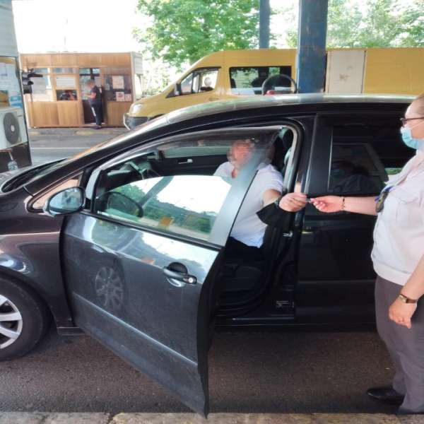 Doi bărbați moldo-români cercetați pentru o carte de identitate falsă descoperită asupra lor