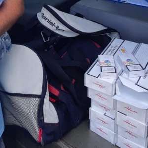 Ţigarete de contrabandă transportate cu taxiul