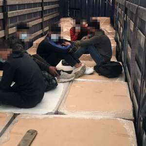 Unsprezece afgani au încercat să treacă ilegal frontiera în Ungaria, ascunși în două automarfare