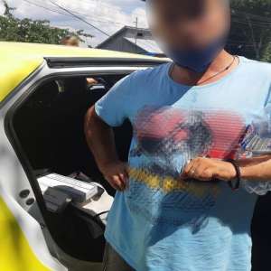 Ţigarete de contrabandă transportate cu taxiul