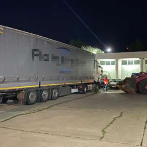 Articole vestimentare contrafăcute, în valoare de 170.000 lei, descoperite la P.T.F. Călăraşi