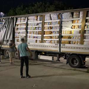 Articole vestimentare contrafăcute, în valoare de 170.000 lei, descoperite la P.T.F. Călăraşi