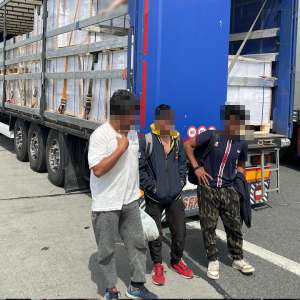 Trei afgani, ascunși în semiremorca unui TIR, depistaţi la P.T.F. Nădlac