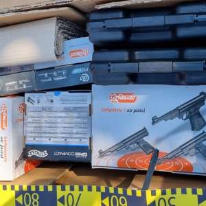 Arme cu aer comprimat, fără documente necesare transportului, oprite la Albița
