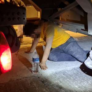 Tânăr afgan, ascuns pe lada de scule a unui autocamion, depistat la P.T.F. Giurgiu