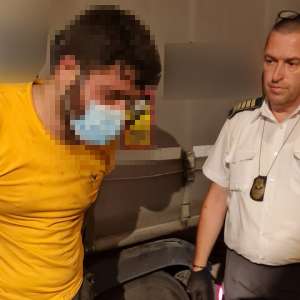 Tânăr afgan, ascuns pe lada de scule a unui autocamion, depistat la P.T.F. Giurgiu