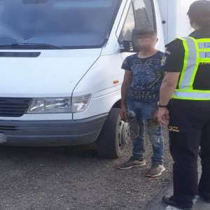 Sucevean la volanul unei autoutilitare cu asigurare falsă