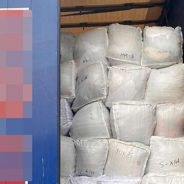 Peste 33 tone de deșeuri textile și aparate de cafea, oprite la P.T.F Borș