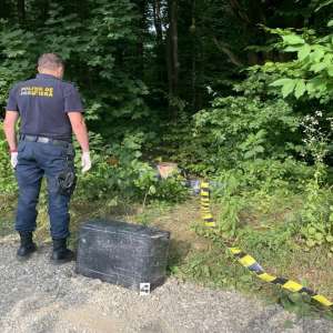 Colete cu țigarete de contrabandă descoperite la frontiera cu Ucraina