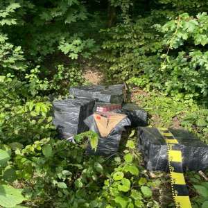Colete cu țigarete de contrabandă descoperite la frontiera cu Ucraina