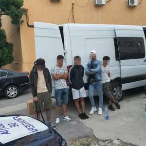 Cinci migranţi descoperiţi în compartimentul de bagaje al unui microbuz. Doi cetățeni moldoveni, care i-au ascuns, arestaţi preventiv