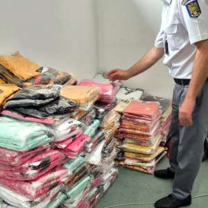 Articole vestimentare susceptibile a fi contrafăcute, estimate la 215.500 de lei, descoperite la P.T.F. Giurgiu