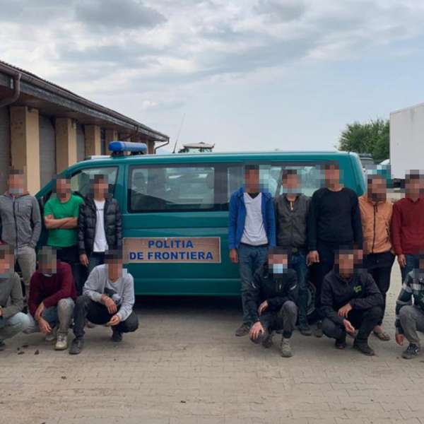 Nouăsprezece migranţi, depistaţi într-un microbuz de poliţiştii de frontieră