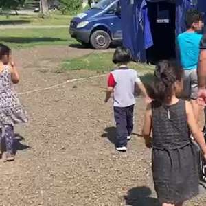 Familie de cetățeni irakieni, aflată în stare de deshidratare, sprijinită de polițiștii de frontieră