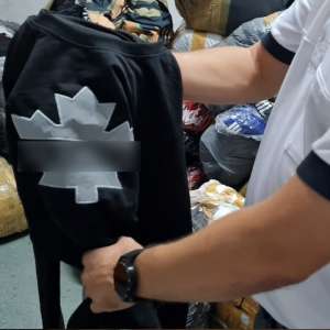 Bunuri susceptibile a fi contrafăcute, estimate la aproximativ 30.000 de euro, descoperite la P.T.F. Giurgiu