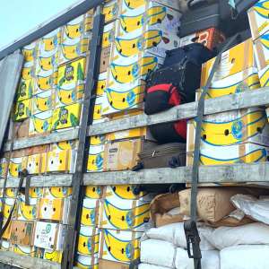 Peste 12 tone de deșeuri îmbrăcăminte și 150 de cauciucuri uzate, oprite la P.T.F Borș I și II