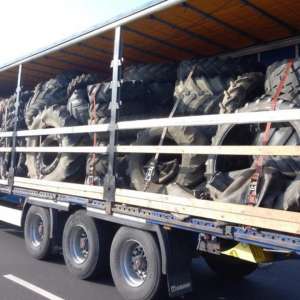 Peste 12 tone de deșeuri îmbrăcăminte și 150 de cauciucuri uzate, oprite la P.T.F Borș I și II